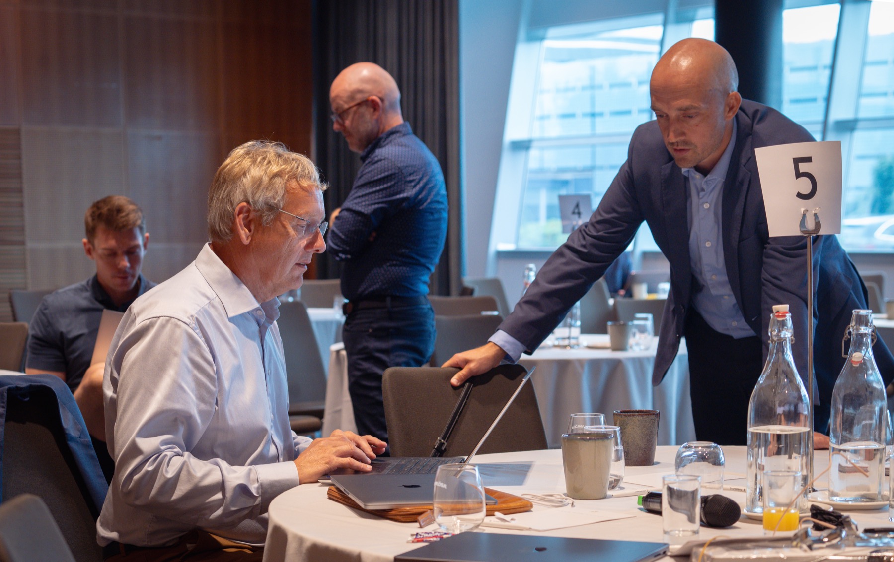 Medarbeidere hos Nobly samarbeider om compliance og dokumentasjon